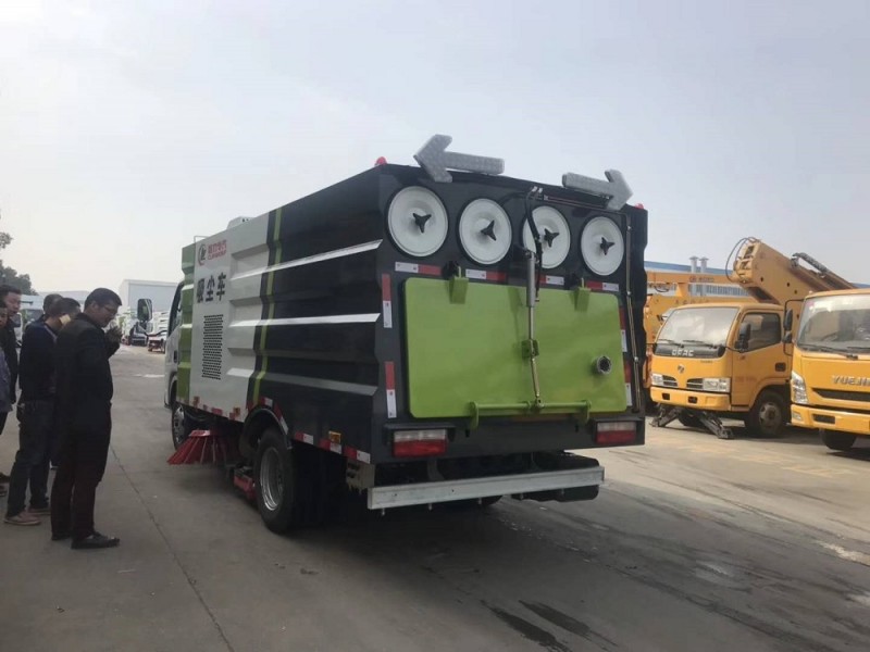 東風小多利卡5方吸塵車