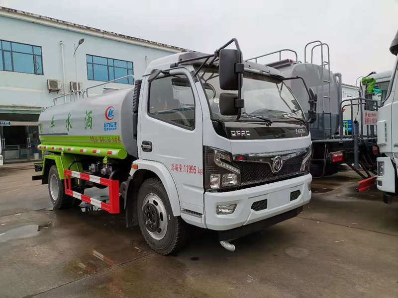 東風(fēng)大多利卡灑水車(9方)圖片