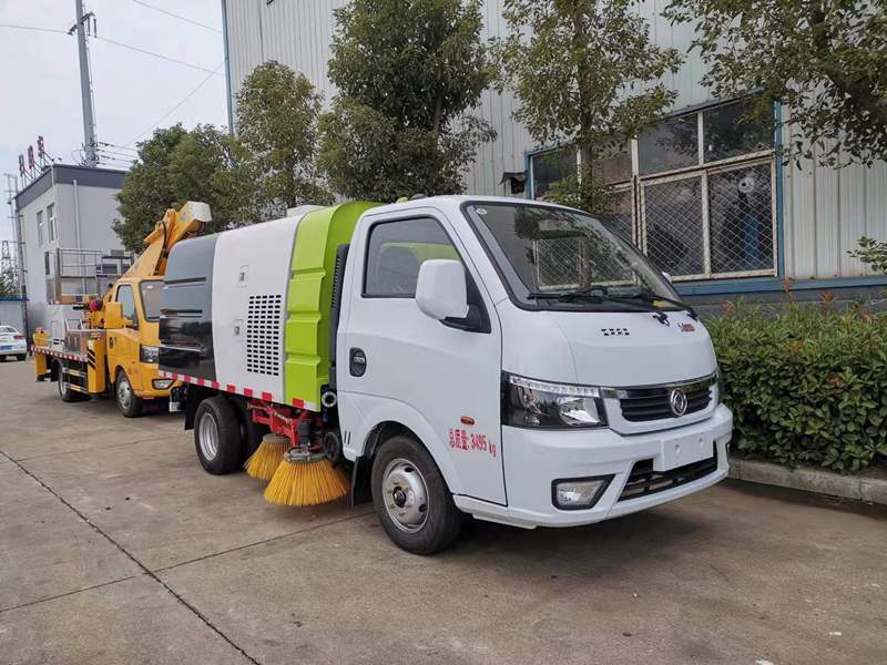 東風途逸掃路車