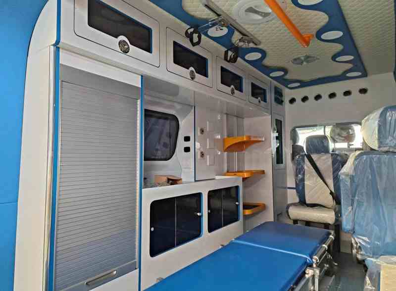 大通V70中軸中頂救護車圖片